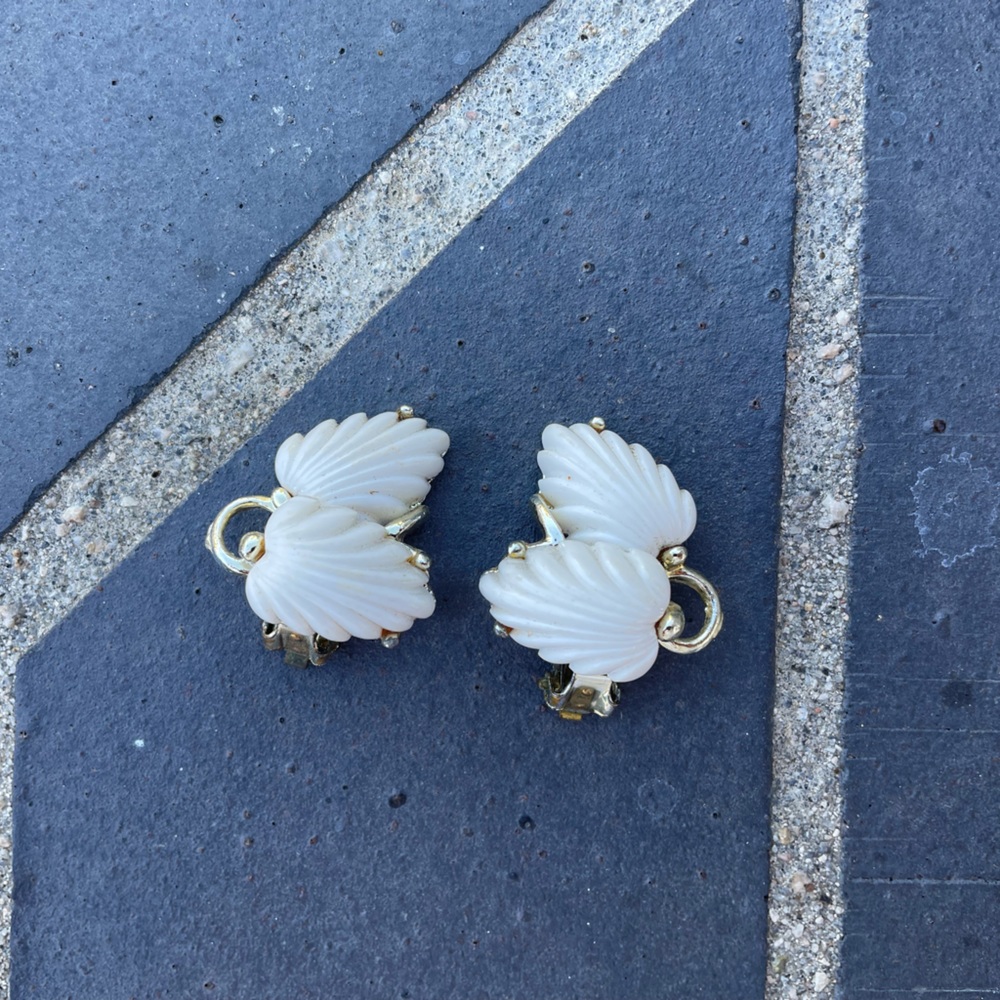 Vintage. White and Silver Tone Clip On Earrings
